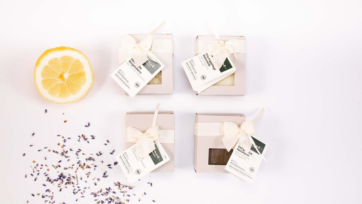 In Schleifen verpackte Naturseifen mit Zitrone und Lavendel